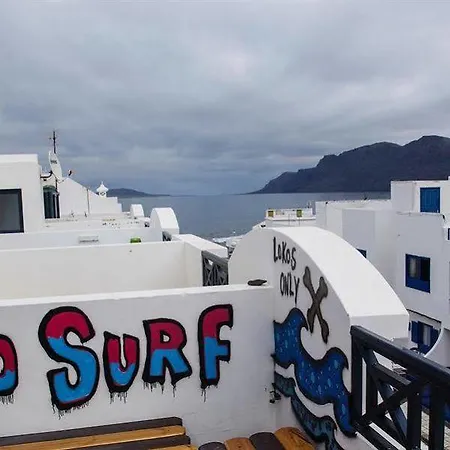 Red Star Surf & Yoga Camp Lanzarote * カレタ・デ・ファマラ
