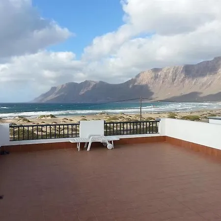 Red Star Surf & Yoga Camp Lanzarote Hostel Famara